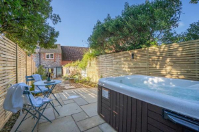 Luxury 1 bed cottage with hot tub and log burner, Great Massingham